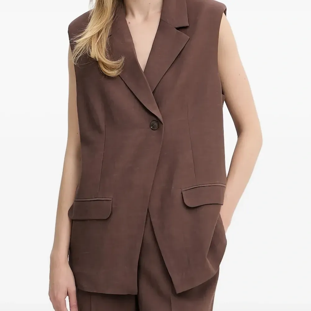 Блейзер без рукавов с объемными плечами Блейзер без рукавов с объемными плечами