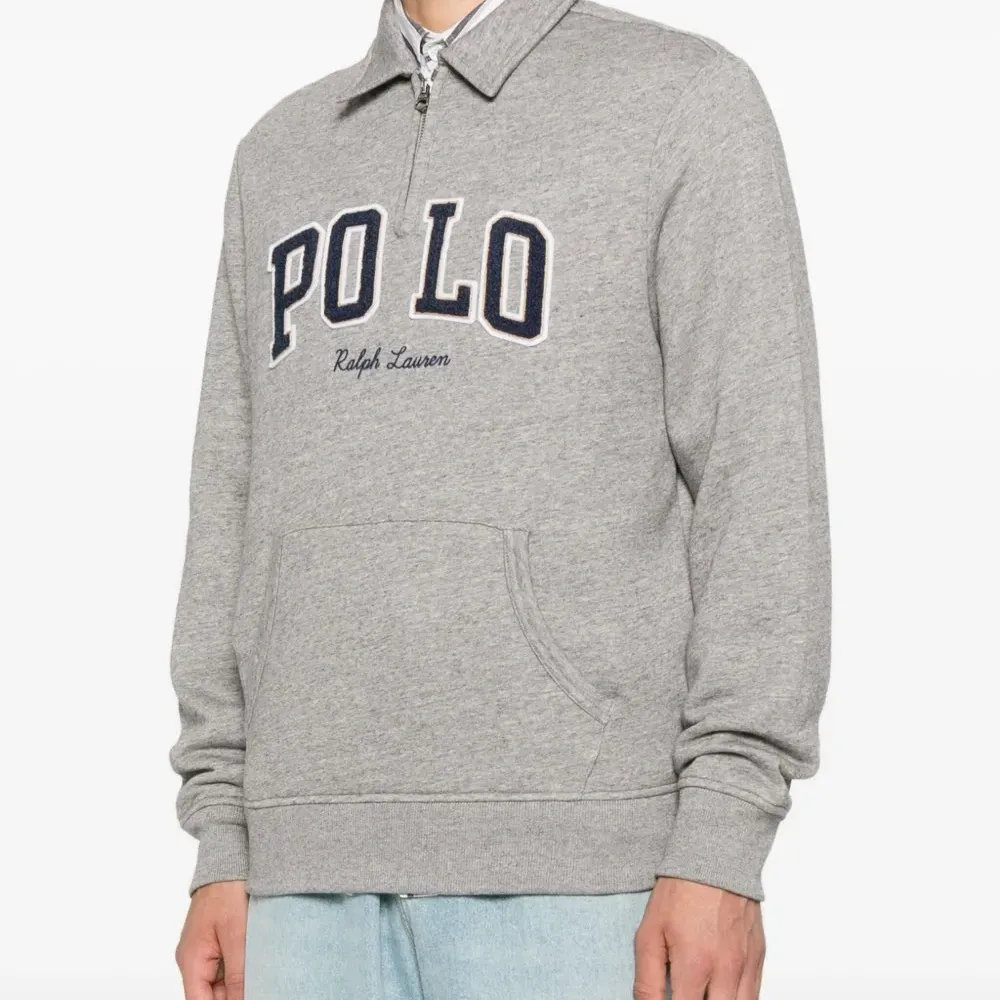 Толстовка с воротником поло и карманом-муфтой