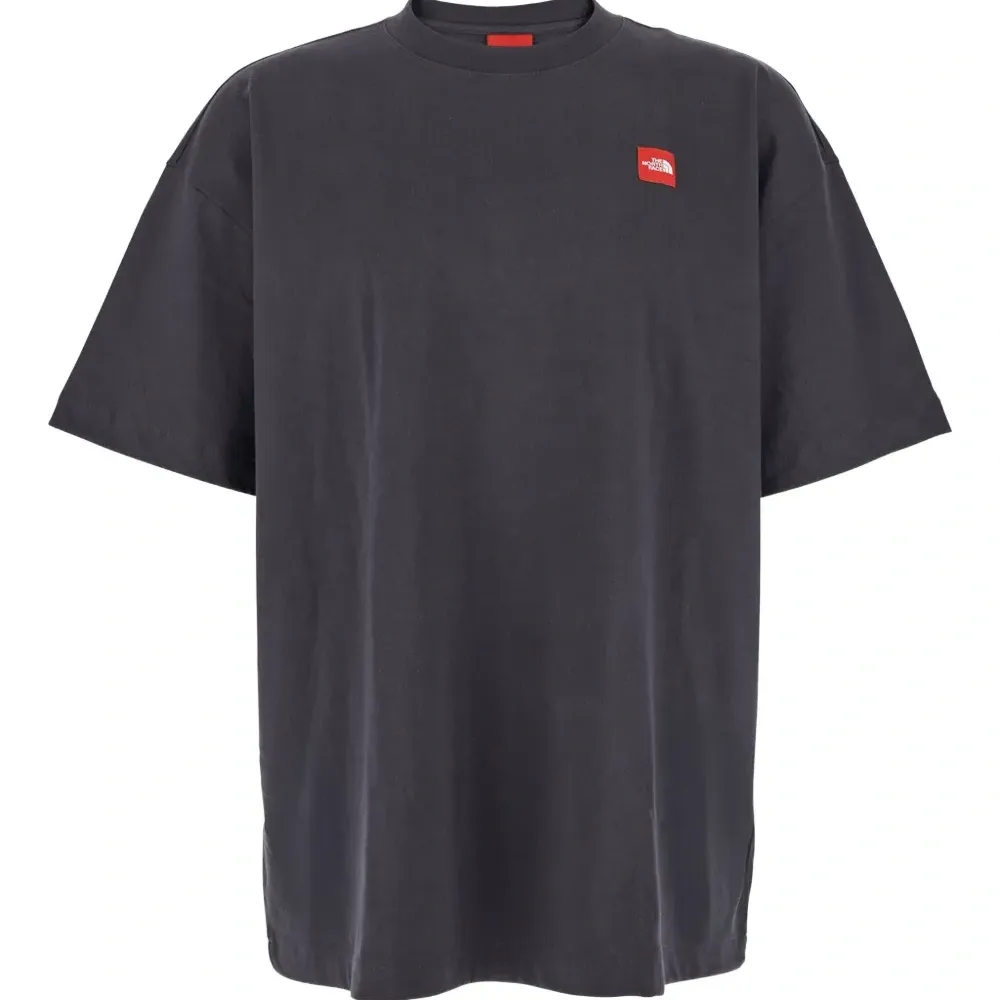 Футболка с нашивкой-логотипом