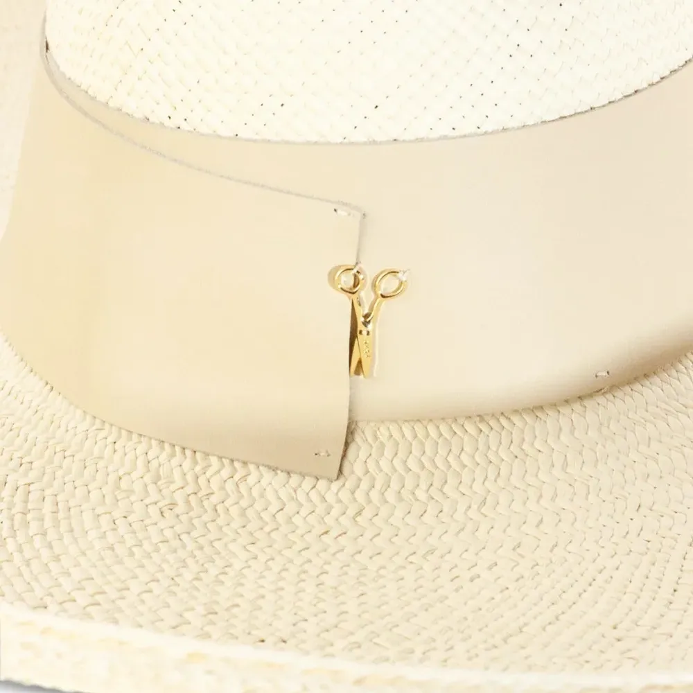 шляпа с кожаной лентой