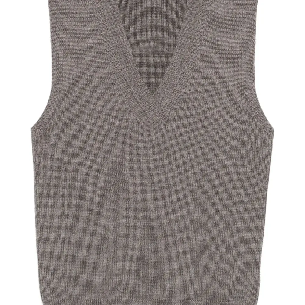 Шерстяной жилет с V-образным вырезом