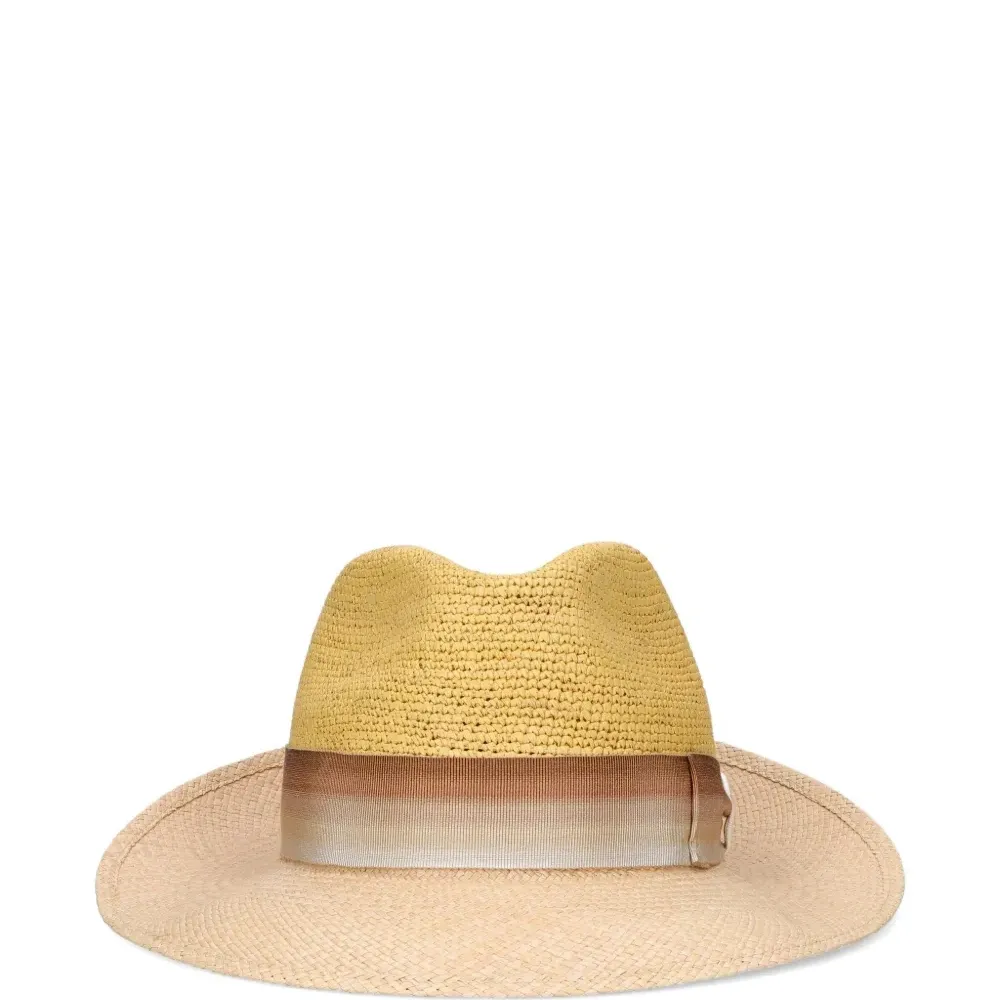 Шляпа с отделкой из ленты