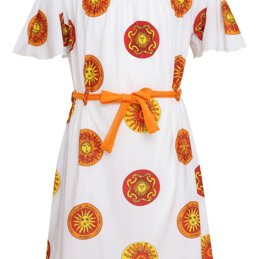 Платье с открытыми плечами и принтом