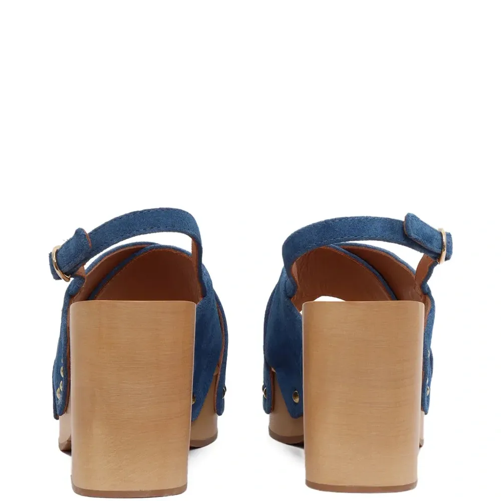 Сандалии с перекрестными ремешками и заклепками