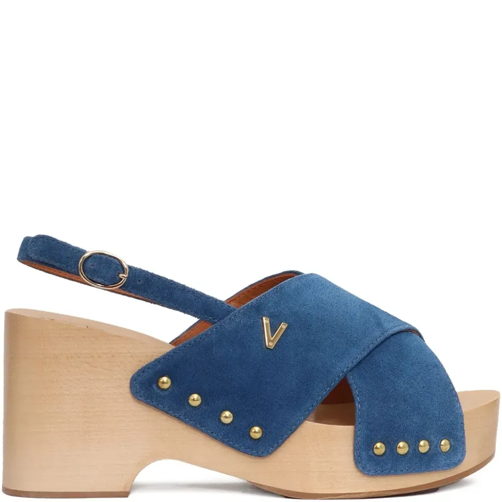 Сандалии с перекрестными ремешками и заклепками