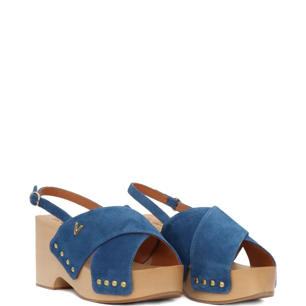 Сандалии с перекрестными ремешками и заклепками