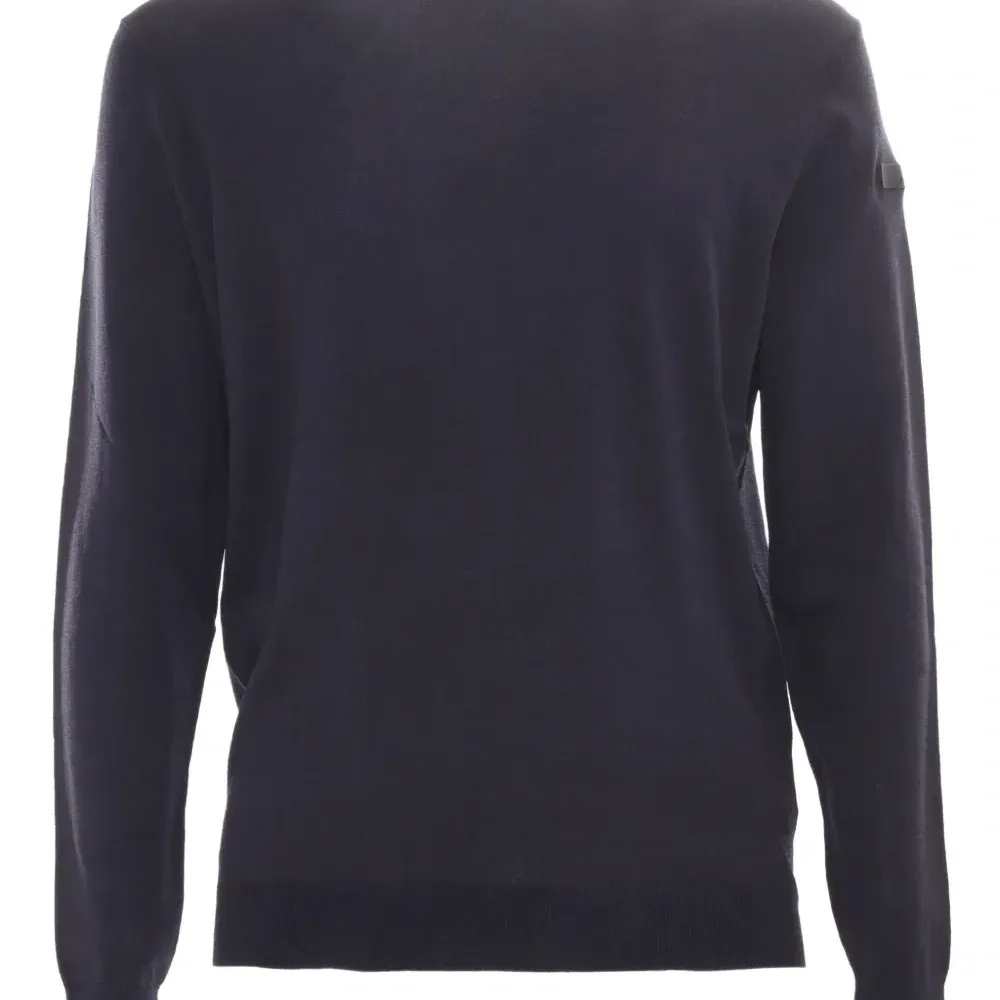 Свитер с нашивкой-логотипом