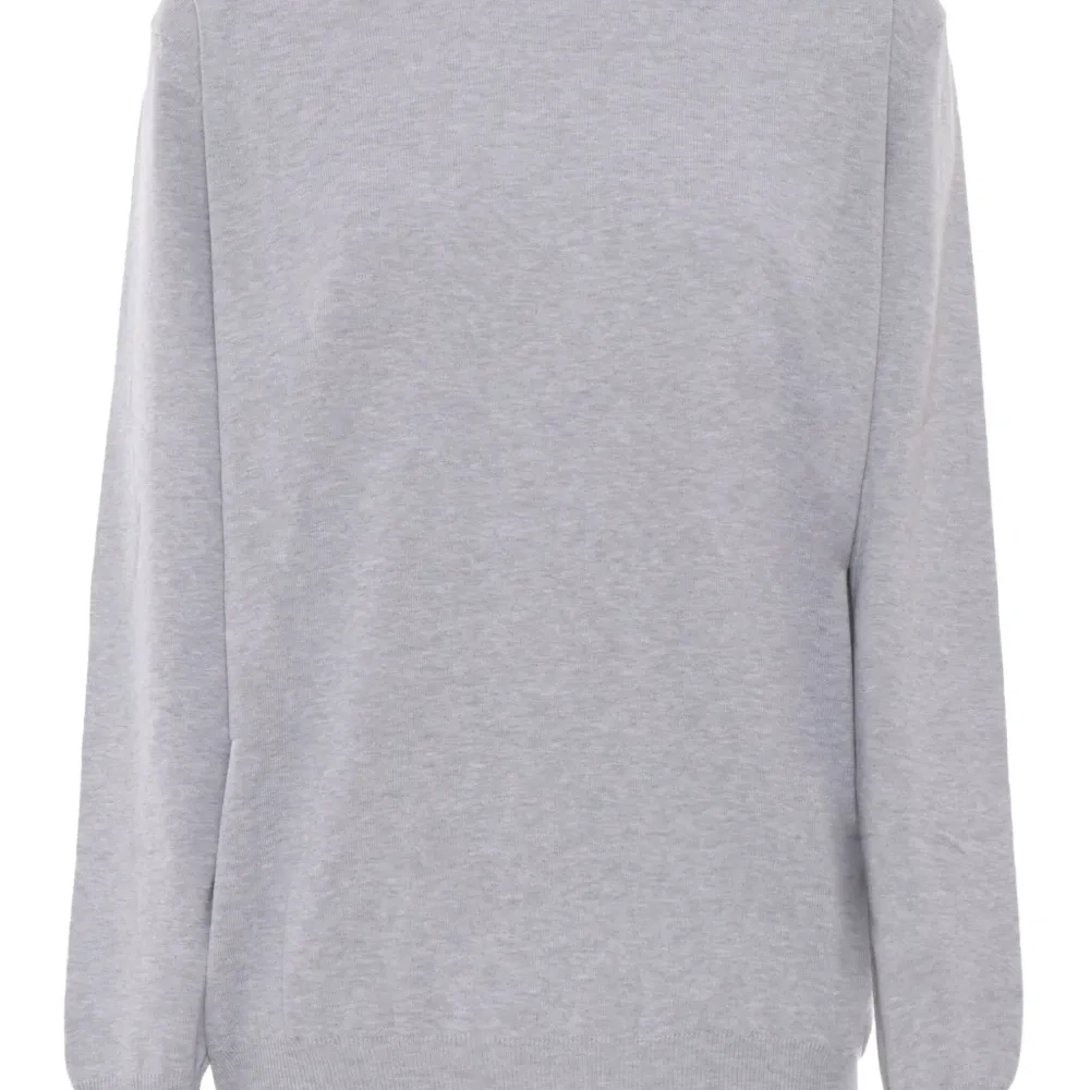 Свитер с нашивками на локтях