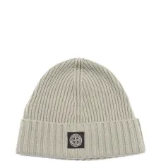 Вязаная шапка в рубчик