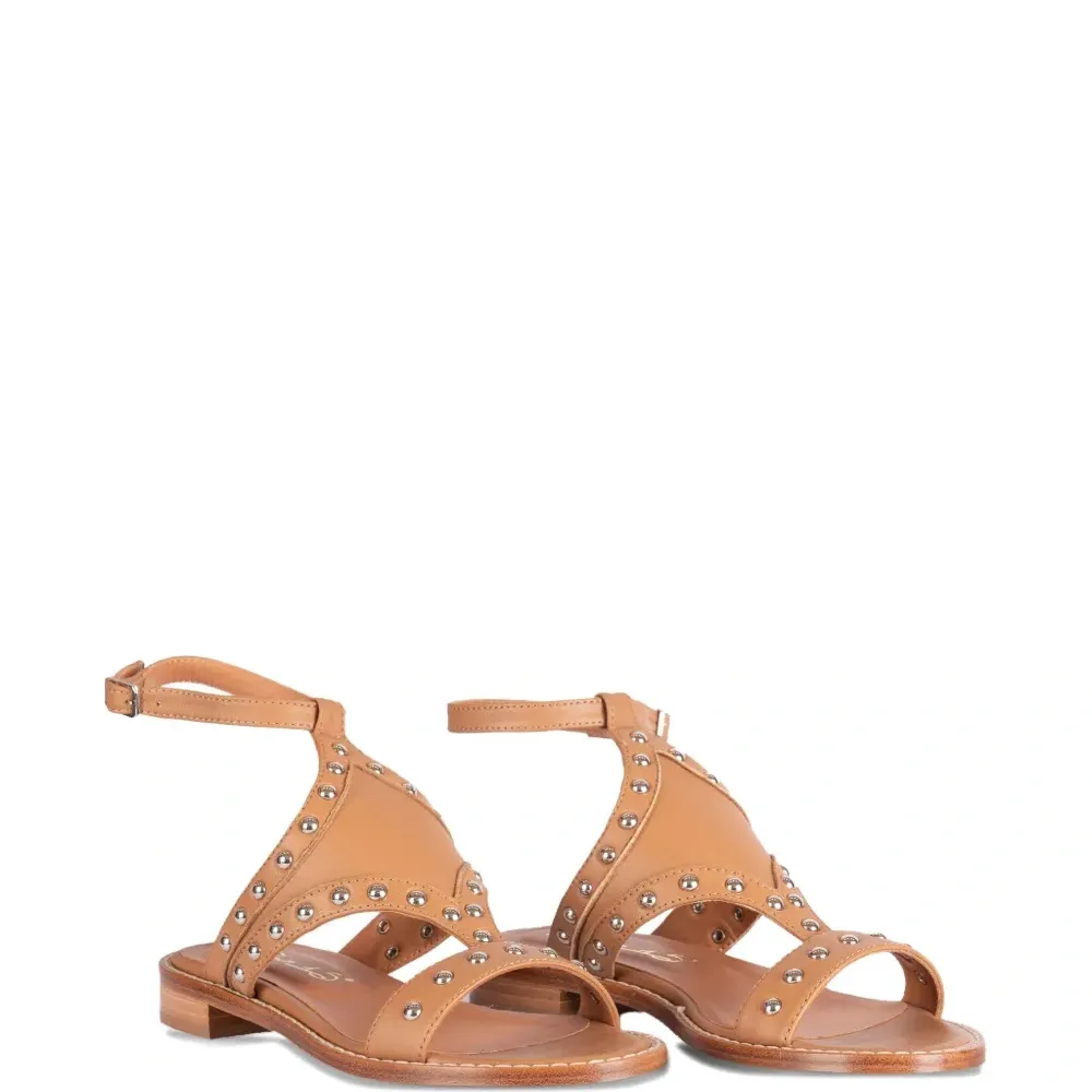 Сандалии с ремешком на щиколотке и заклепками