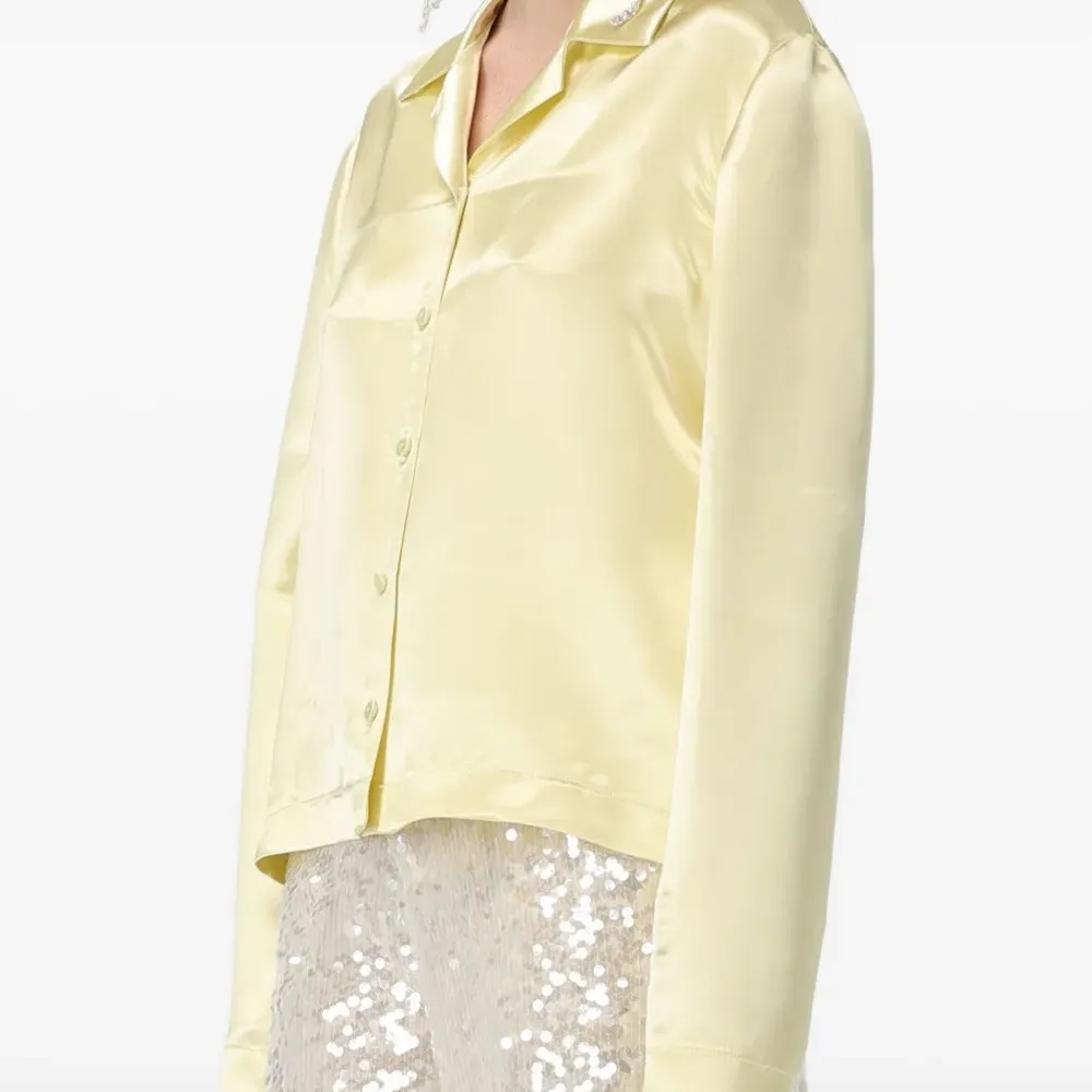 Атласная рубашка с длинными рукавами