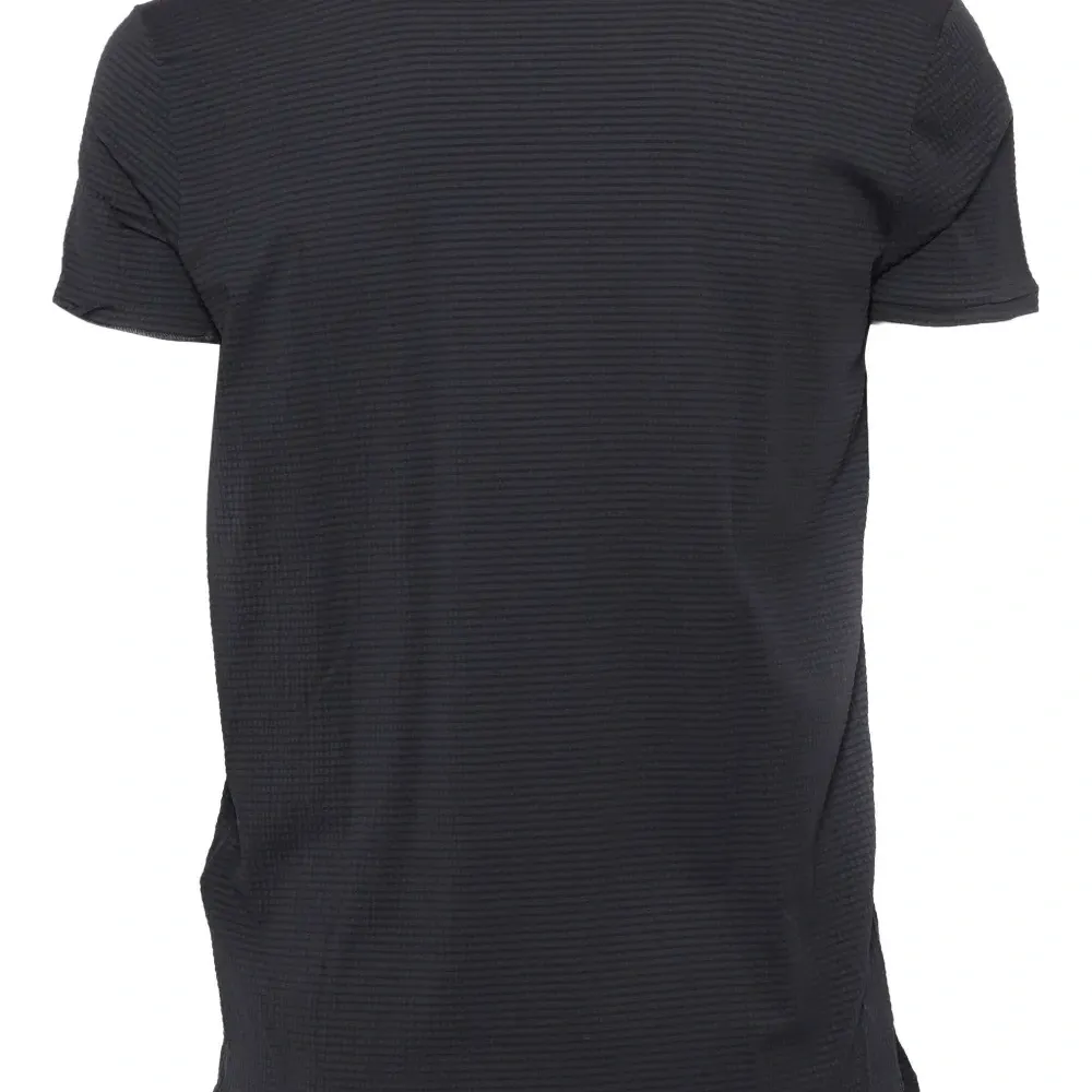 Футболка с декоративной строчкой