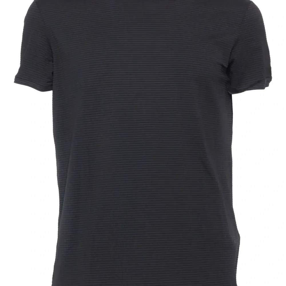 Футболка с декоративной строчкой