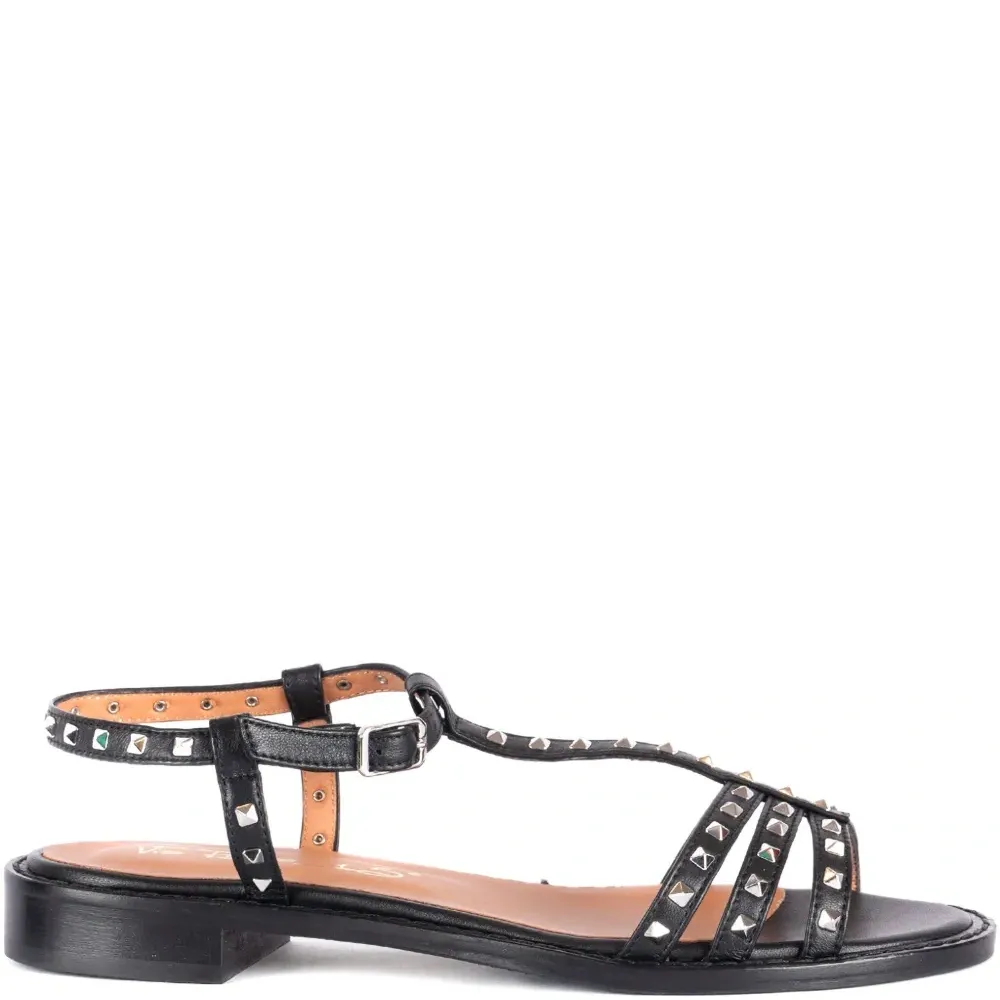 Сандалии с заклепками