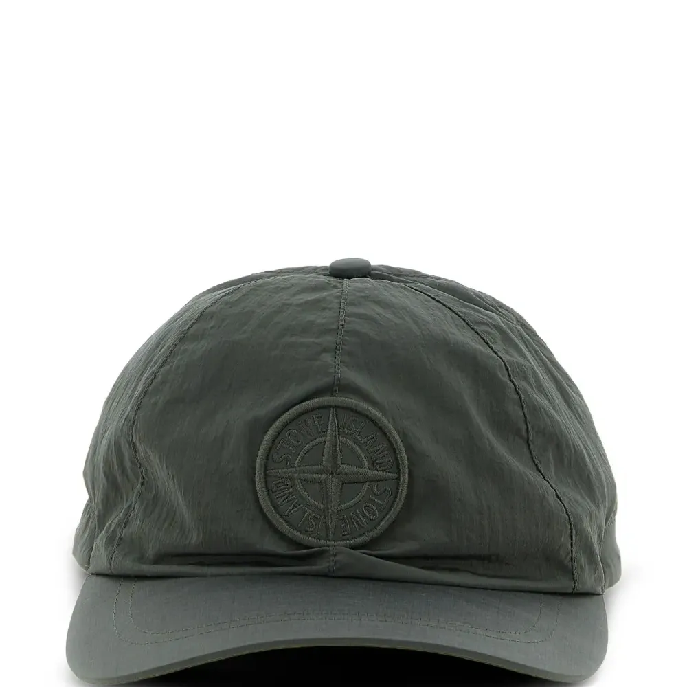 Кепка с нашивкой-логотипом