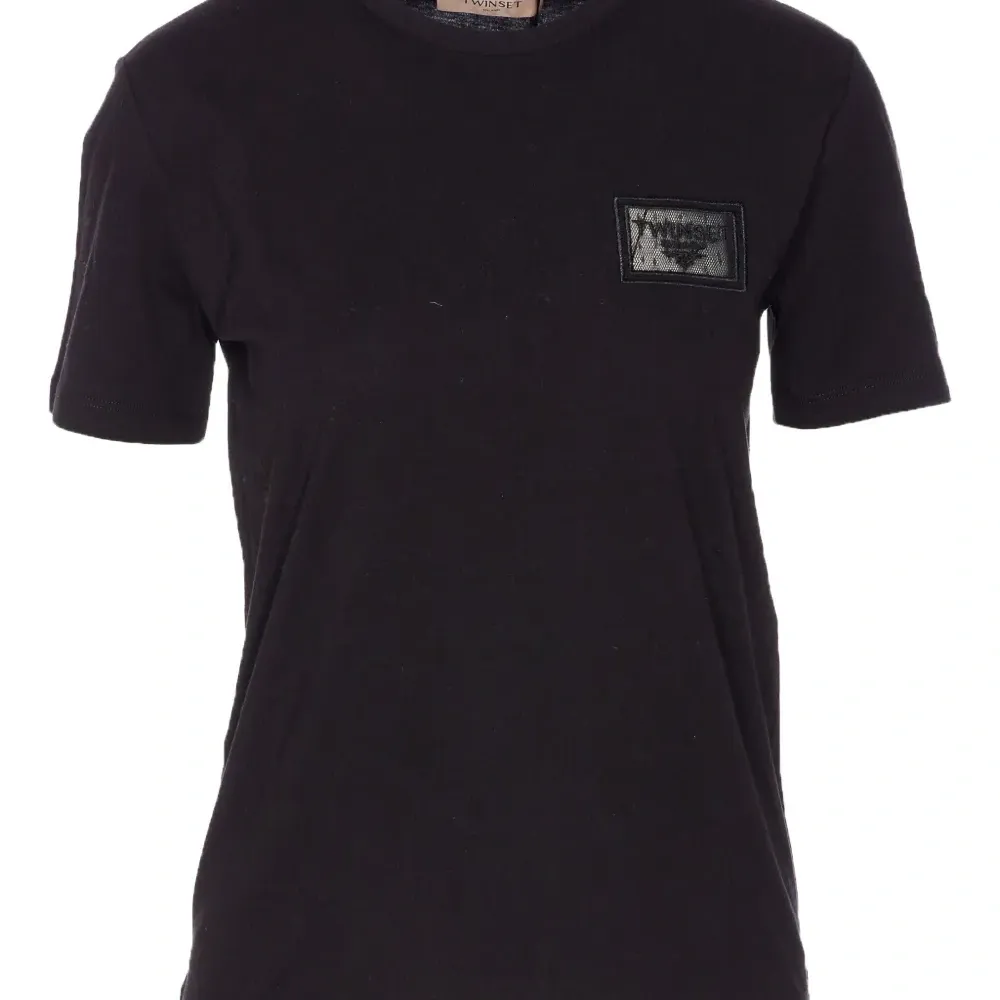 Футболка с вышитым логотипом