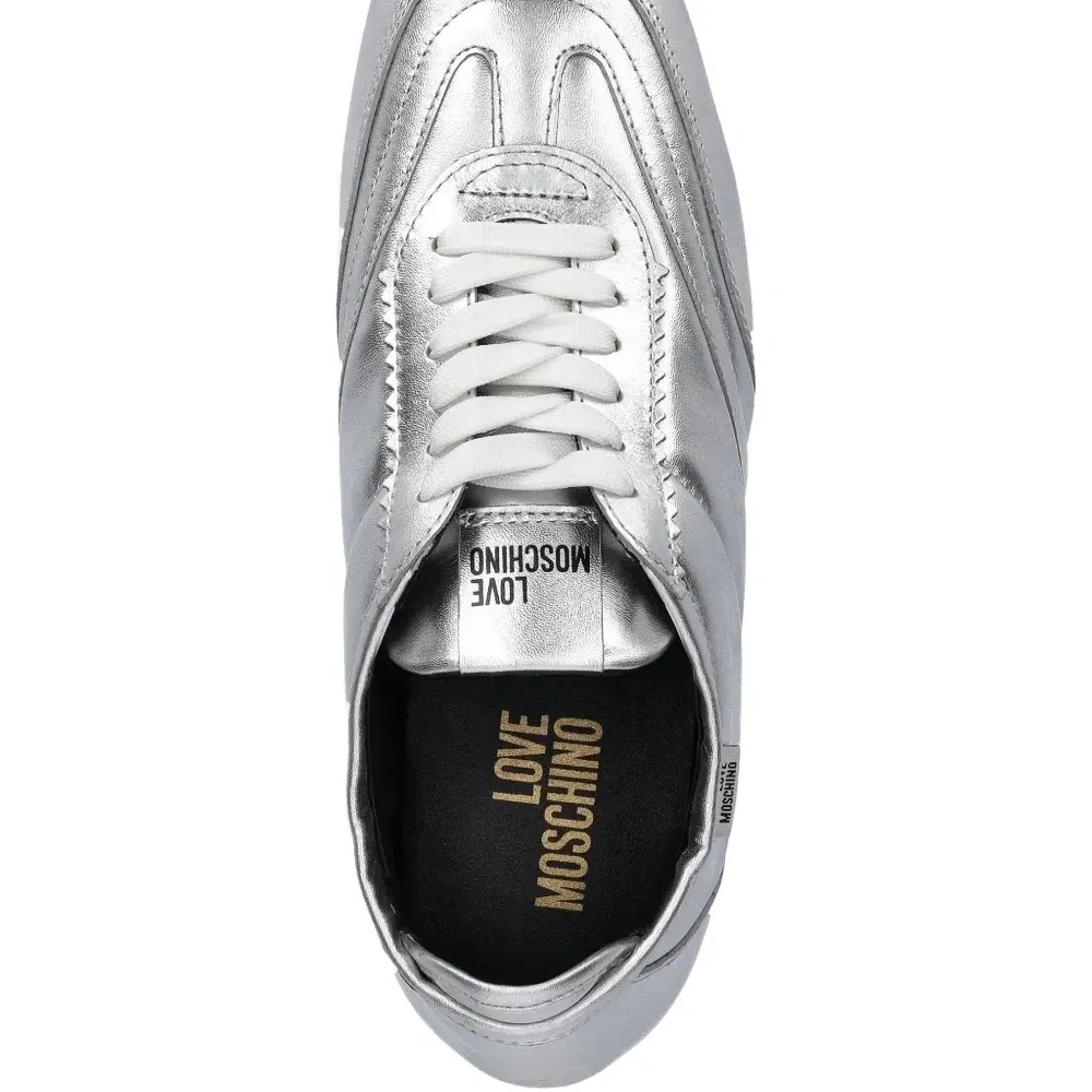 Кроссовки на шнуровке