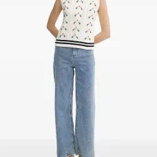 Жилет фактурной вязки с помпонами