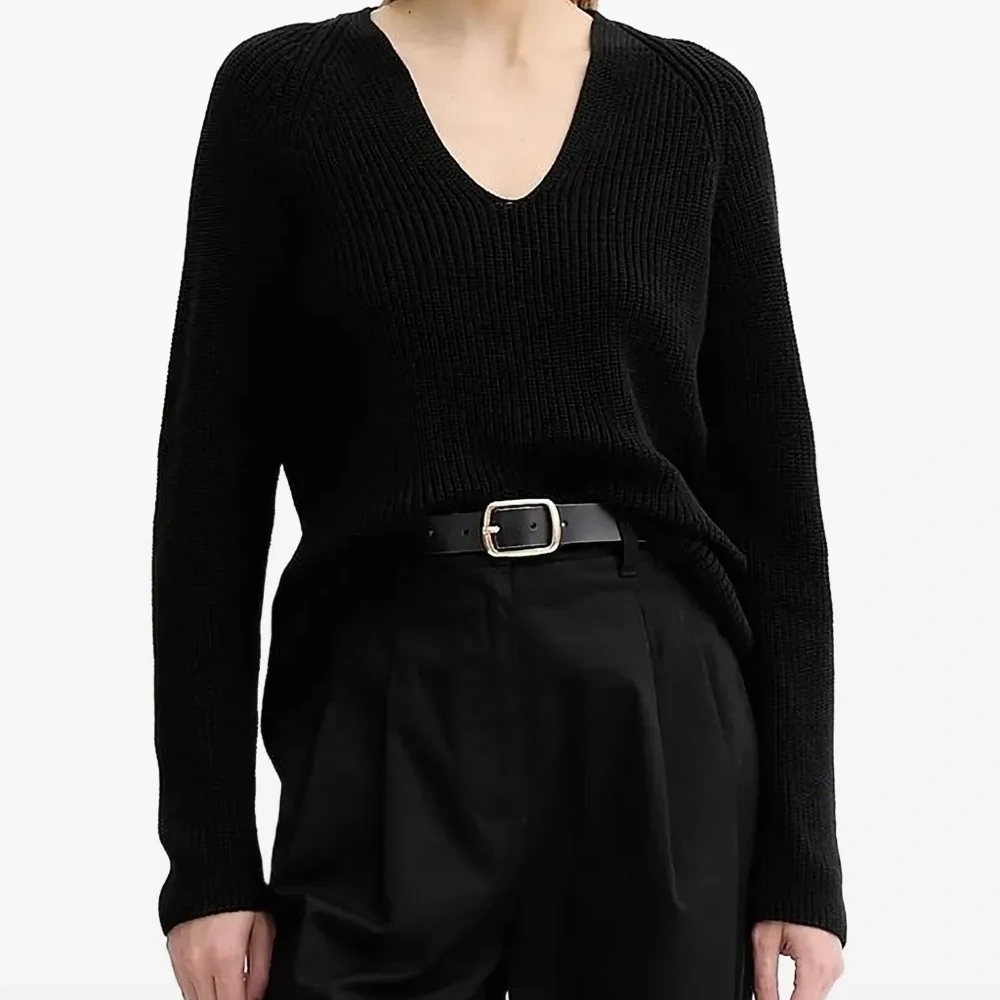 Свитер в рубчик с V-образным вырезом