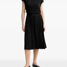 Плиссированное платье с рукавами кап Плиссированное платье с рукавами кап