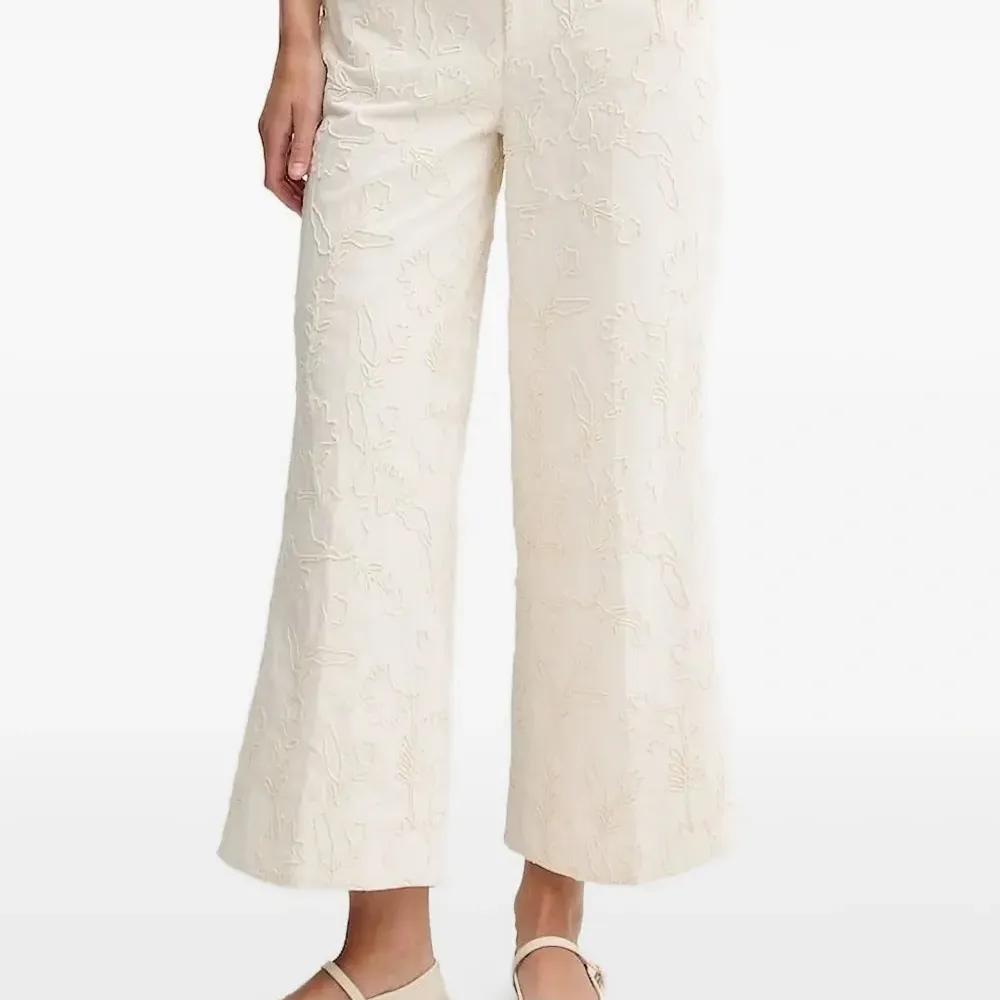 Расклешенные брюки с вышивкой