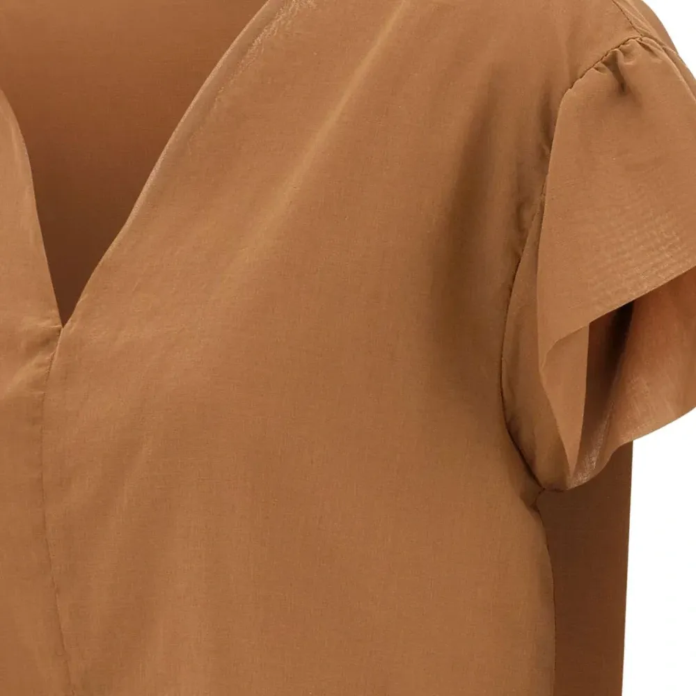 Блузка с V-образным вырезом и оборками