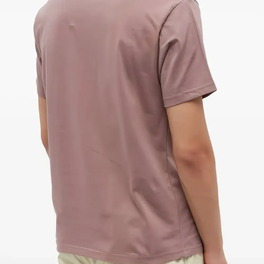 Футболка с призрачным шрифтом