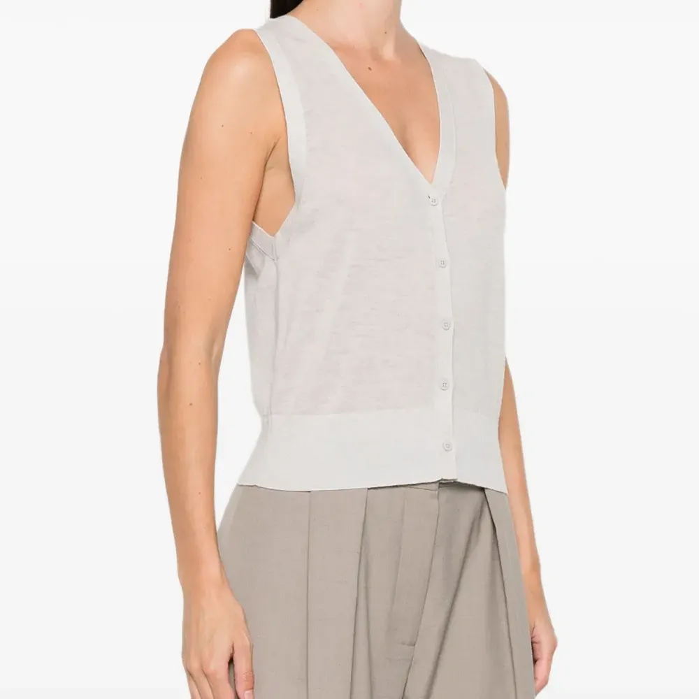 Жилет на пуговицах