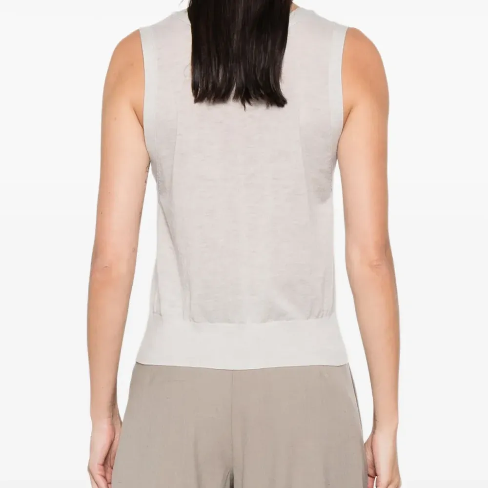 Жилет на пуговицах