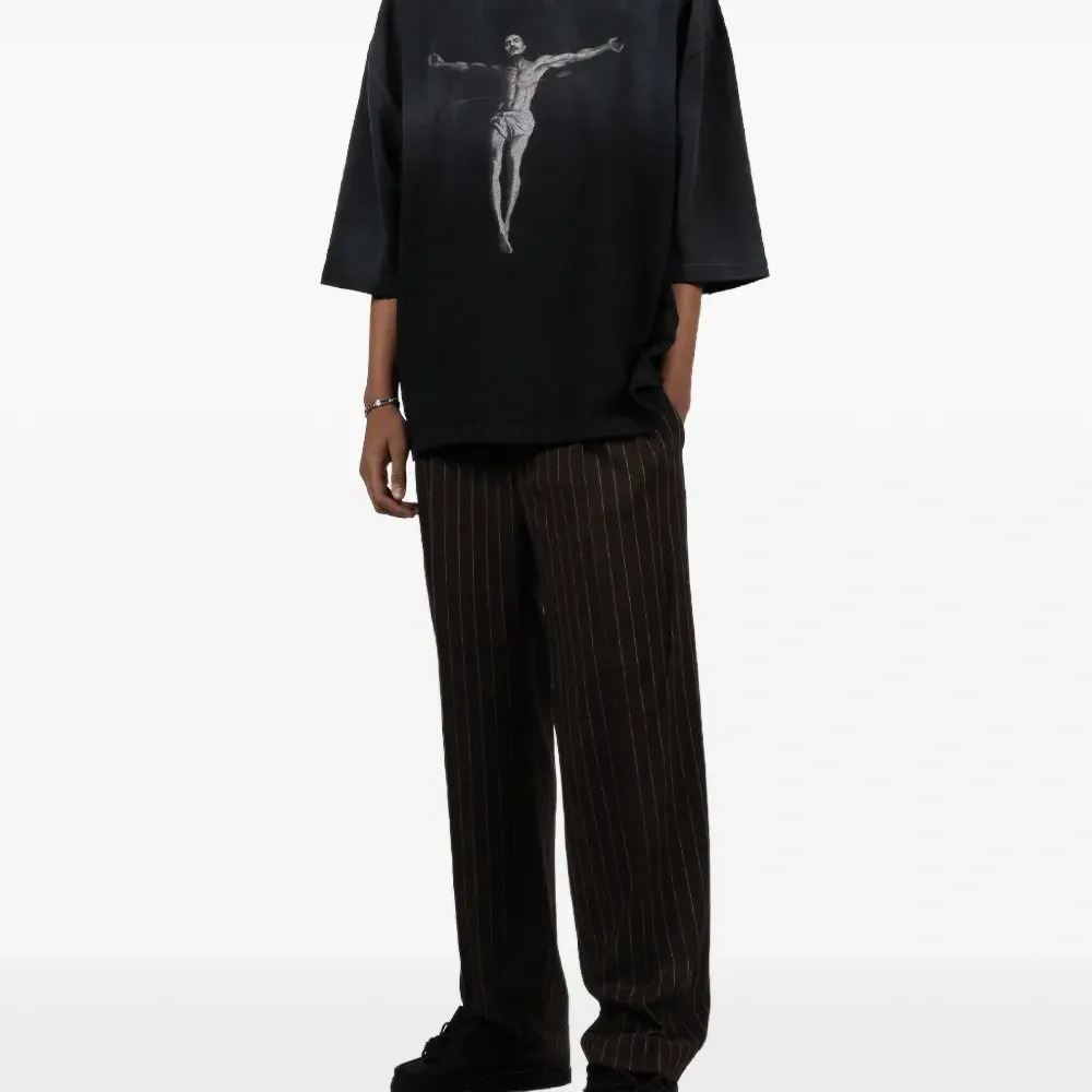 Брюки в тонкую полоску Брюки в тонкую полоску