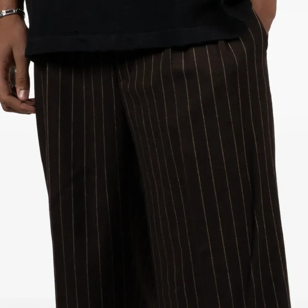 Брюки в тонкую полоску Брюки в тонкую полоску