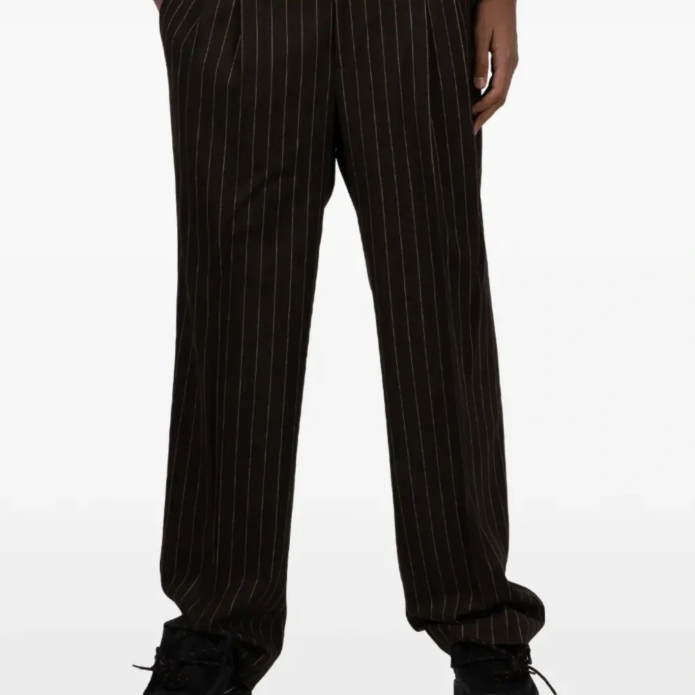 Брюки в тонкую полоску Брюки в тонкую полоску