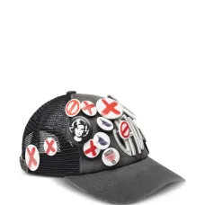 Кепка с вышитой нашивкой