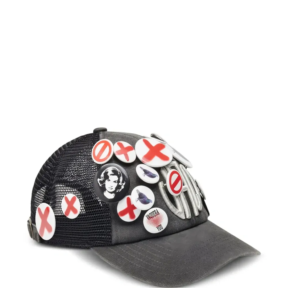 Кепка с вышитой нашивкой