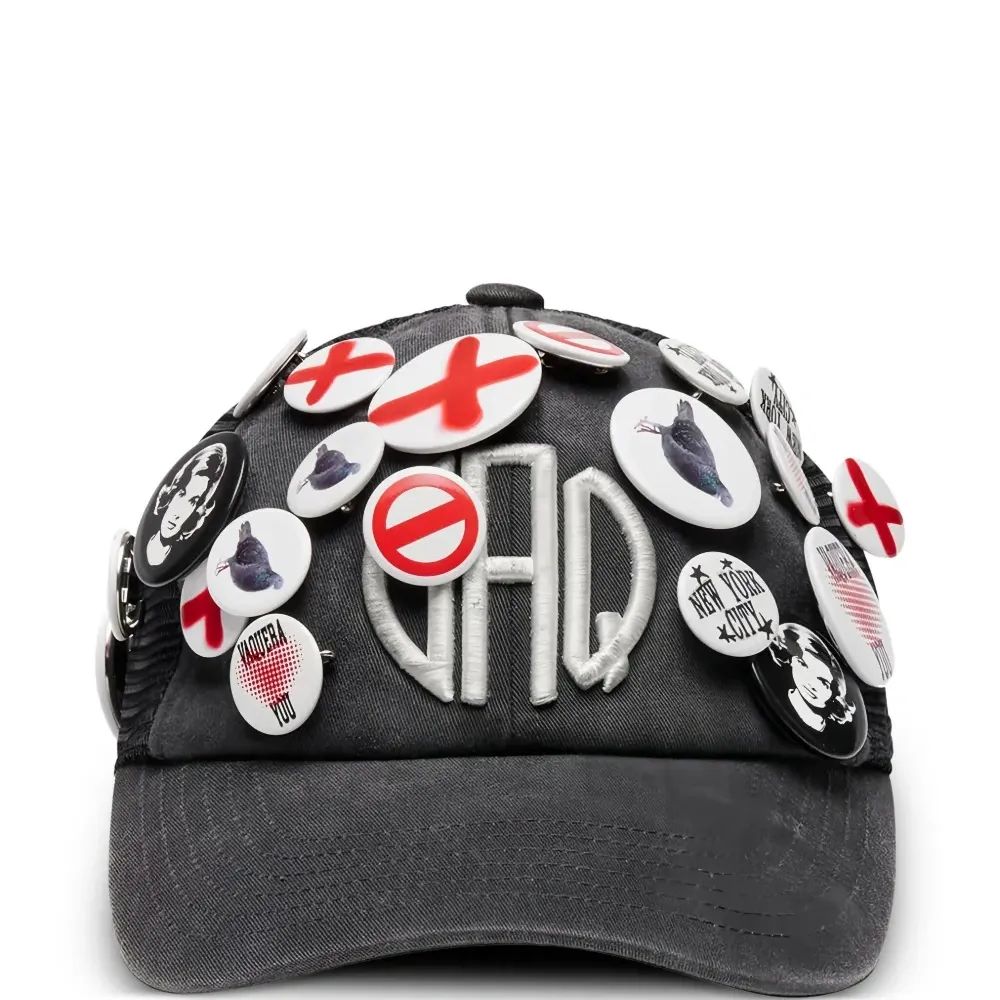 Кепка с вышитой нашивкой