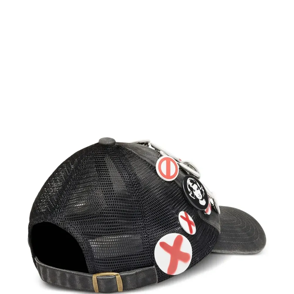 Кепка с вышитой нашивкой