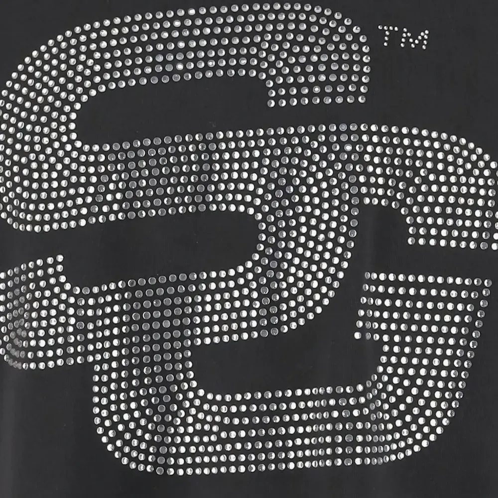 Футболка с логотипом и стразами