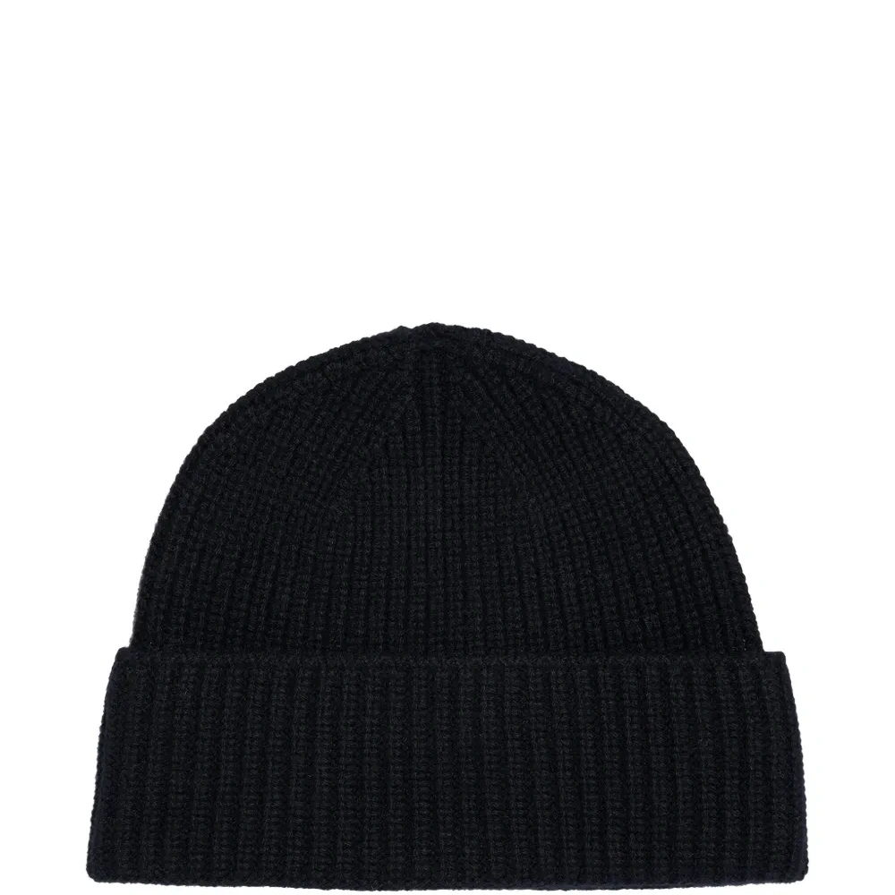 Вязаная шапка в рубчик