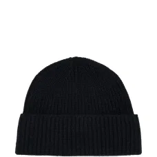 Вязаная шапка в рубчик