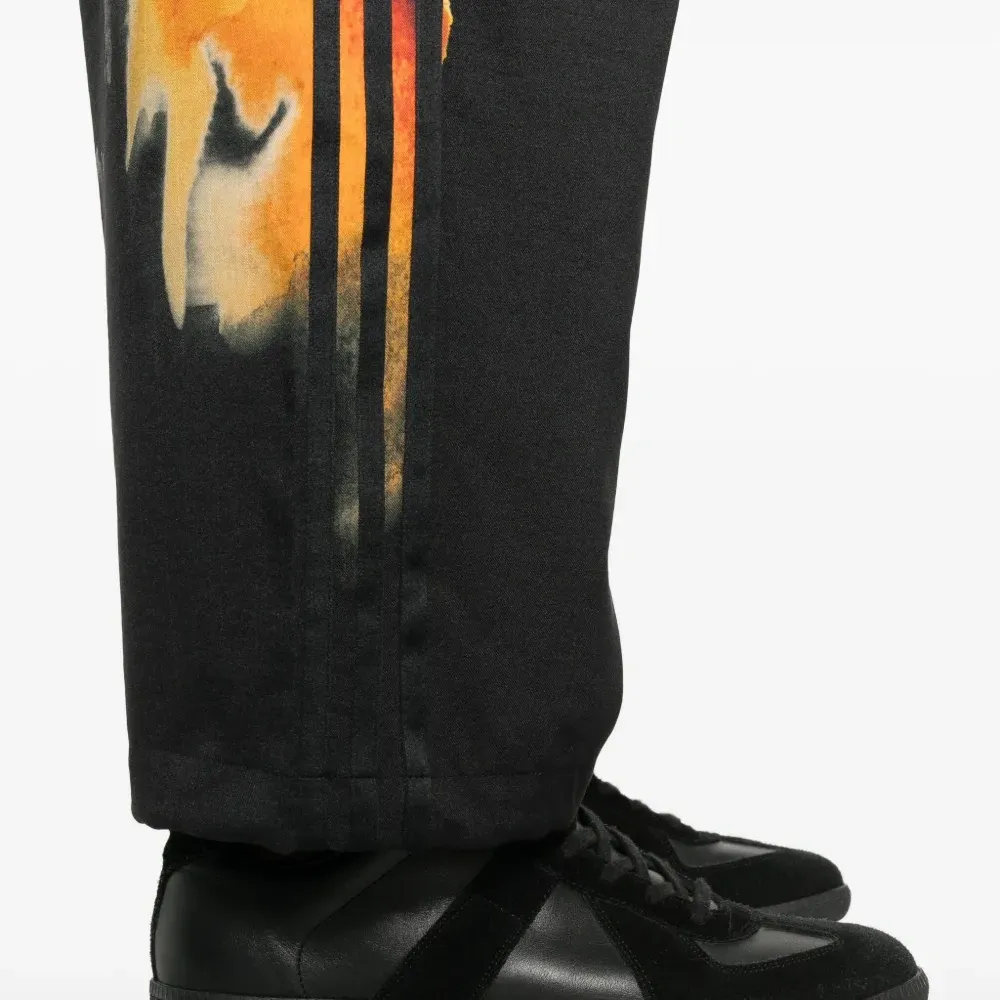 Брюки с абстрактным принтом