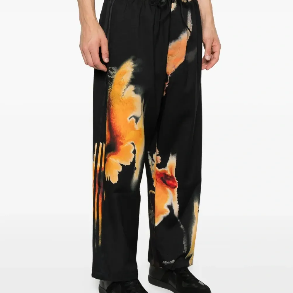 Брюки с абстрактным принтом