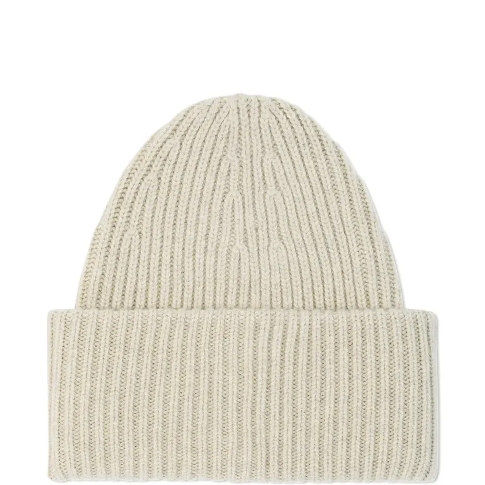 Шерстяная шапка в рубчик