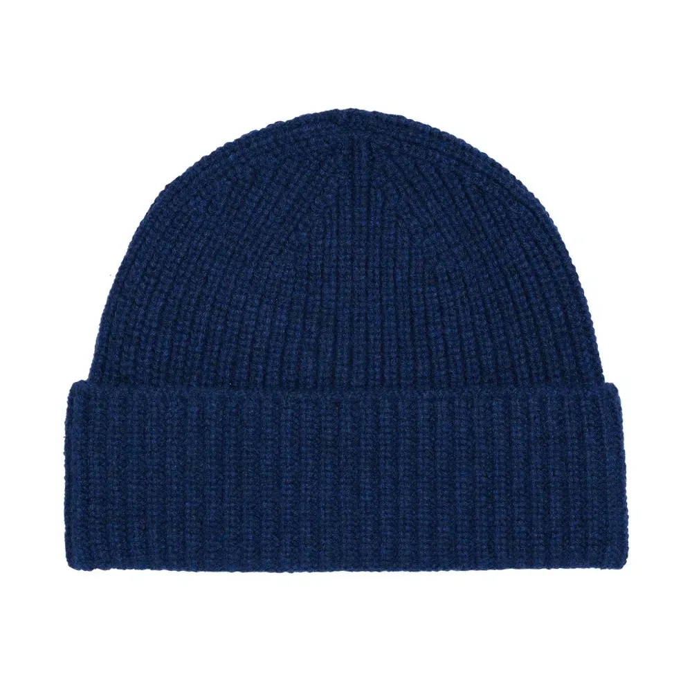 Вязаная шапка в рубчик