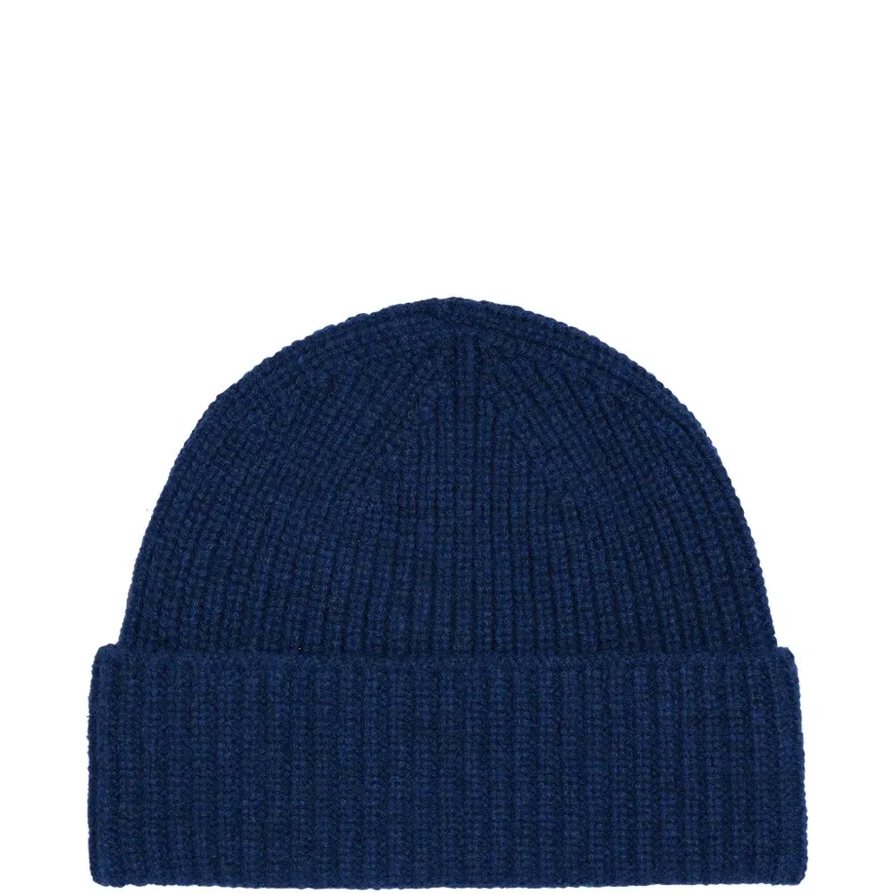 Вязаная шапка в рубчик