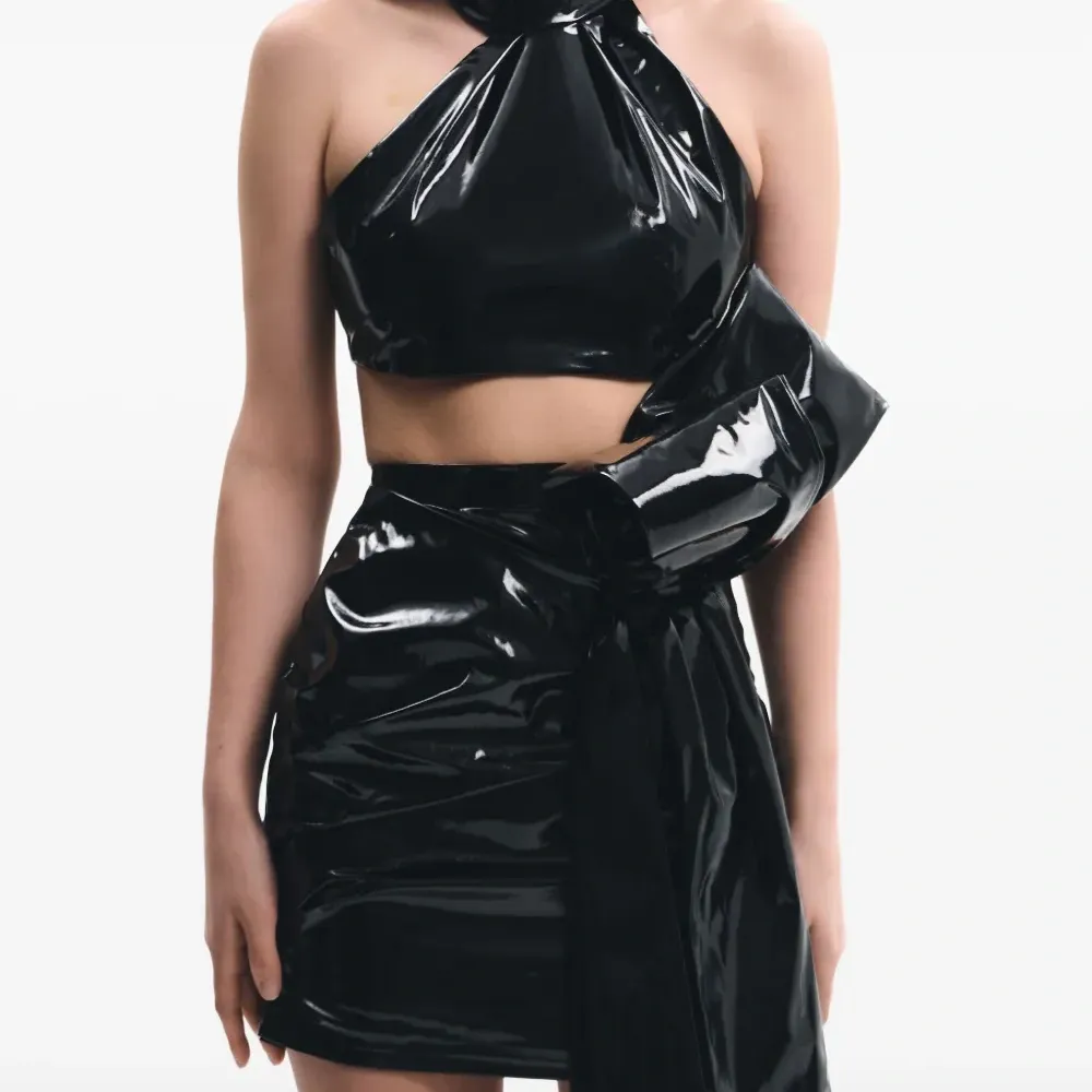 Топ асимметричного кроя с высоким воротником