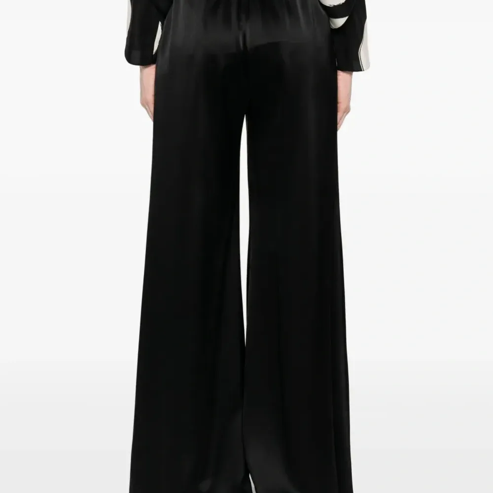 Брюки широкого кроя с эластичным поясом Брюки широкого кроя с эластичным поясом