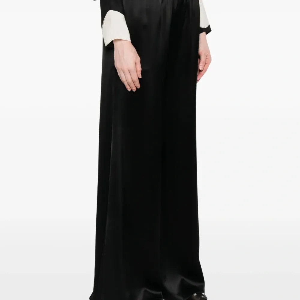 Брюки широкого кроя с эластичным поясом Брюки широкого кроя с эластичным поясом