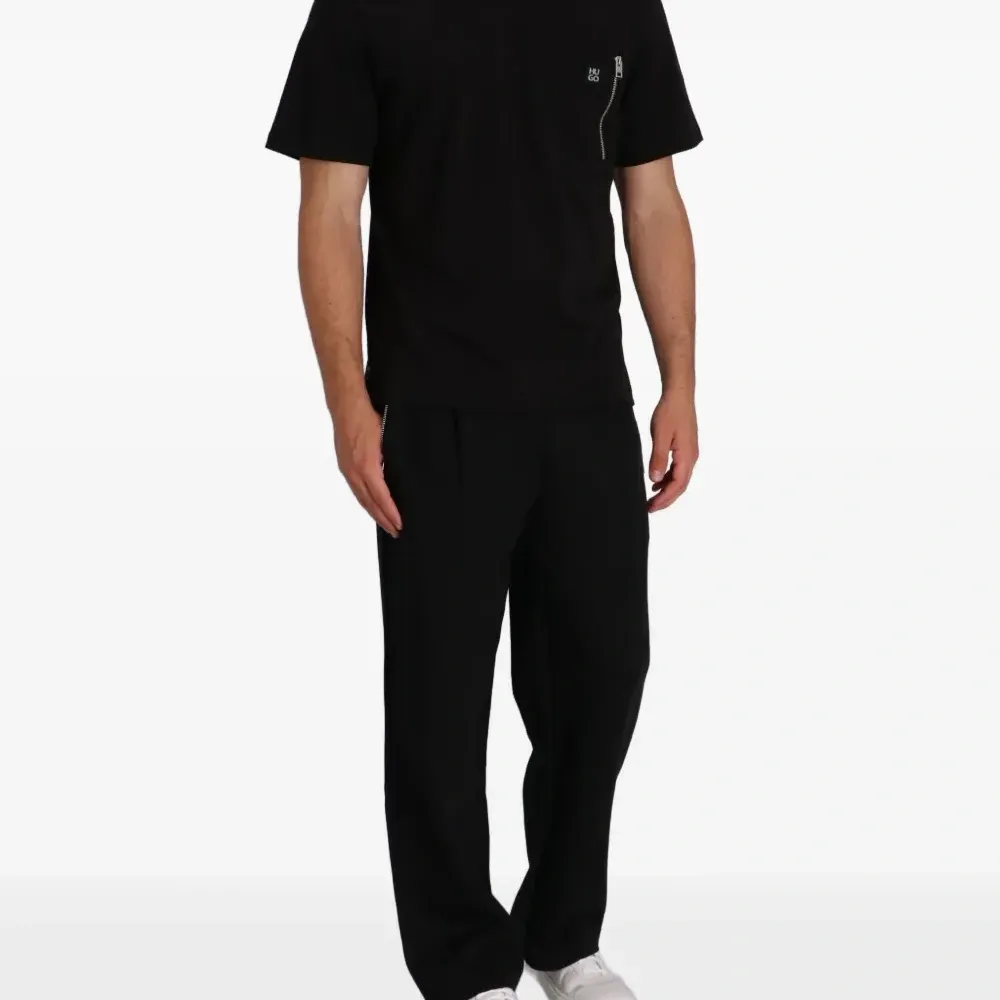 Футболка с нашивкой-логотипом