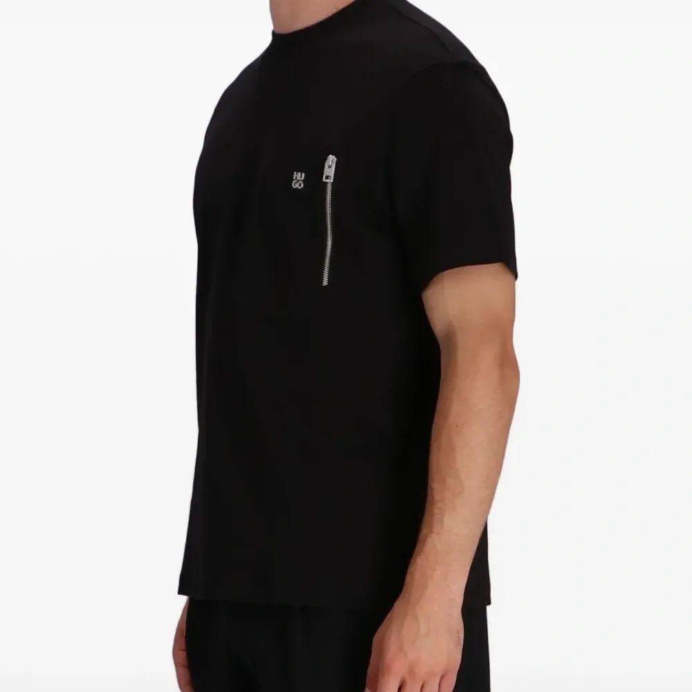 Футболка с нашивкой-логотипом