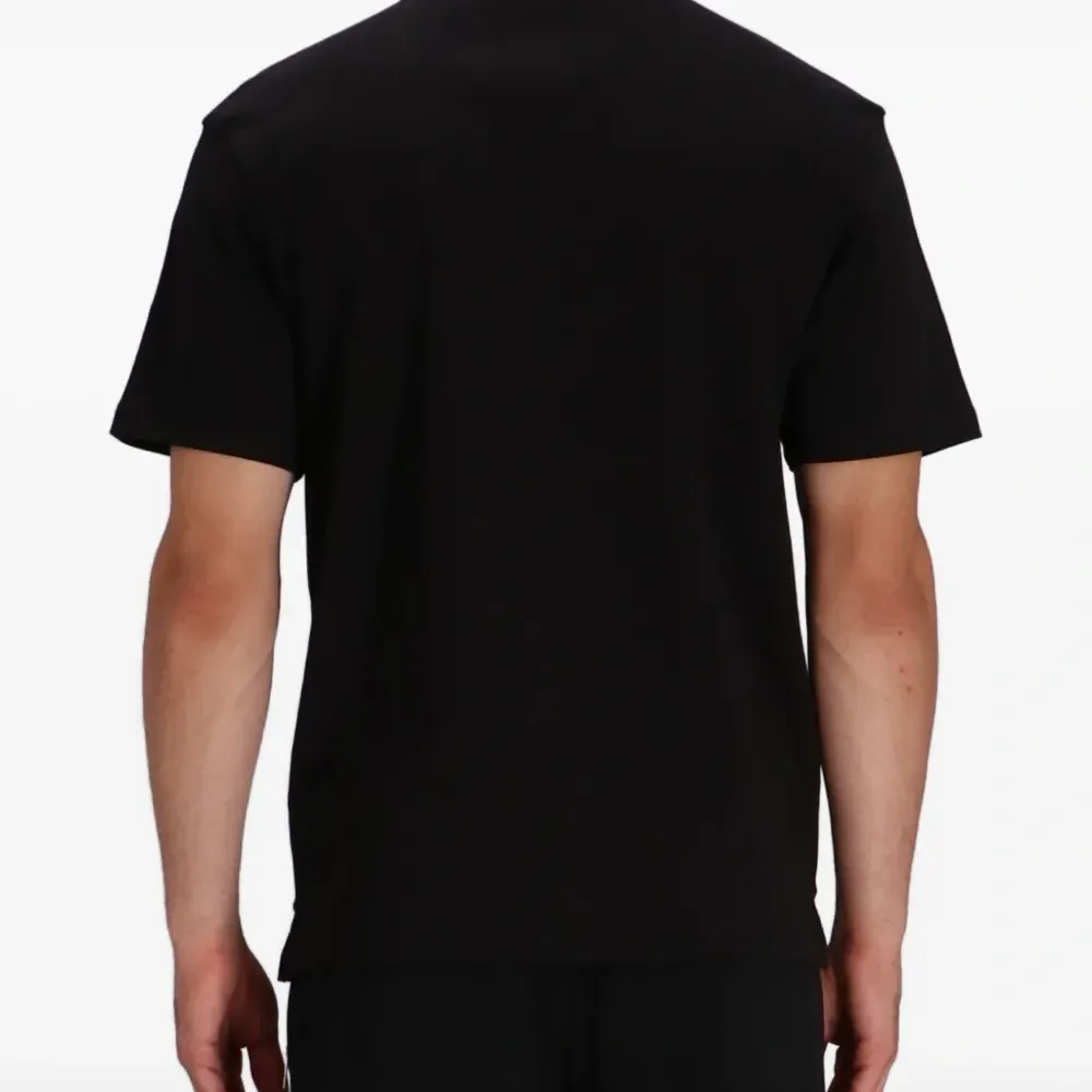 Футболка с нашивкой-логотипом